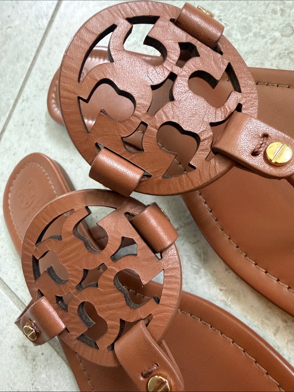 Tory Burch Brown Leather Logo Thong Sandals with Gold Accent - Picture 6 of 6